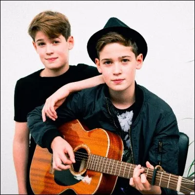 Sur quel site internet ces jeunes hommes sont-ils très populaires, à part YouTube ?