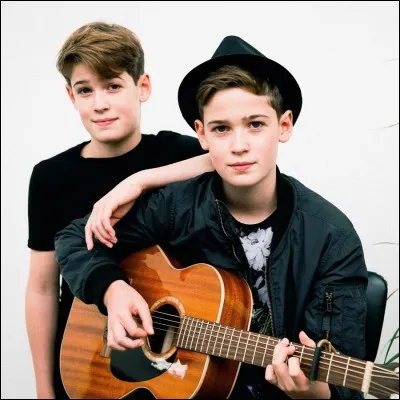 Qui des deux porte souvent une casquette ?