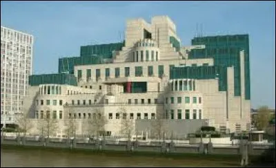 Où se situe le bâtiment que le MI6 quitte ?