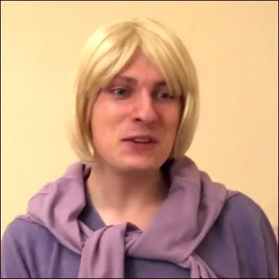 La personne que Max incarne est _ _ _ _ _ prof d'histoire et de géographie. Quel est son nom?