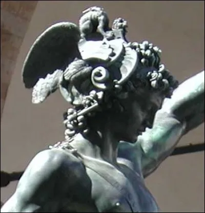 Quelle est la propriété du casque donné à Persée ?