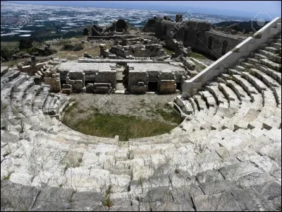 Tu viens d'arriver au Fantasy World Camp. C'est ta premi&egrave;re heure de cours. Cependant, tu ne sais pas o&ugrave; aller. Que fais-tu ?