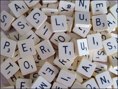 Au jeu de scrabble (français), combien de points compte la lettre F ?