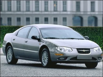 Voici une voiture nommée « La 300M ». De quelle marque est-elle ?