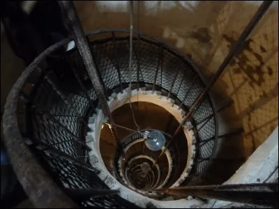 L'escalier en colimaçon du fort de Joux situé dans le Doubs possède 300 marches.