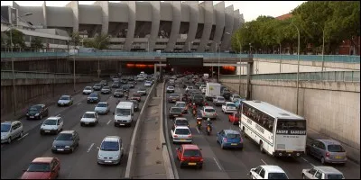 Bouchon sur l'autoroute, que fais-tu quand la file est arrêtée ?