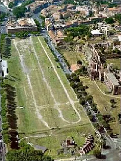 Ce grand édifice public de Rome, principalement dédié aux courses de chars occupait l'espace entre le Palatin et l'Aventin. Quel est ce monument ?