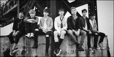 Qui est surnommé l'Alien dans le groupe ?