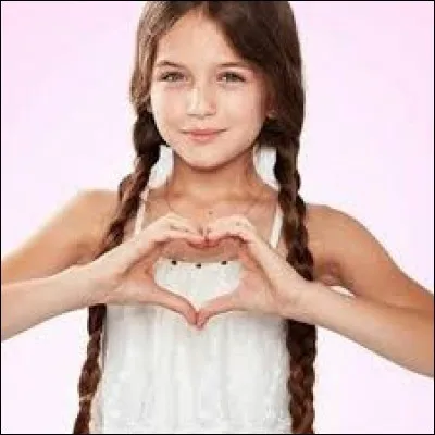 Quel signe Erza fait-elle avec ses mains ?