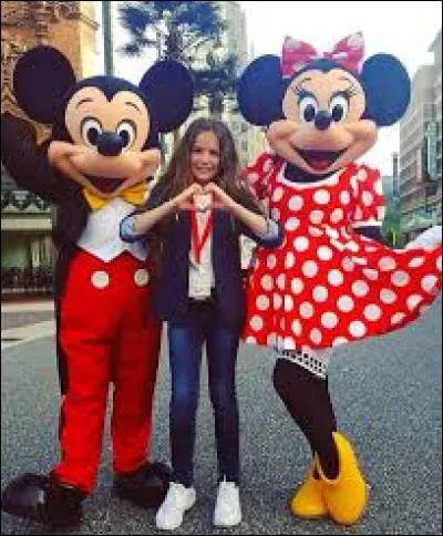 Dans quel parc d'attractions se trouve Erza ?