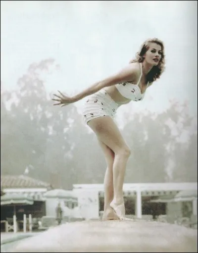 Celle que Frank Sinatra surnommait cyniquement l'iceberg a du en réchauffer plus d'un après sa prestation d'une sensualité toute Fellinienne dans « La dolce vita ». En tout cas, Marcello Mastroianni n'a pas hésité à plonger dans la fontaine de Trevi pour tenter de la réchauffer.