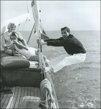 À 18 ans il quitta sa province, bien décidé à conquérir Paris. Sur son chemin, il tira sur un pianiste, prit « Un taxi pour Tobrouk » et se paya une petite frayeur en rencontrant « Les fantômes du chapelier ». Il se tailla « La part des lions » en cumulant les succès. Là encore, quelle carrière.