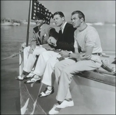 Je vous épargnerai la recherche de l'identité des deux personnages situés à gauche et au centre sur la photo (Bing Crosby et Richard Arlen). Certains spécialistes s'accordent à dire que la mort du troisième, en 1961, a sonné la fin de l'âge d'or d'Hollywood. « L'extravagant Mr Deeds » fut le « Sergent York », entendit sonner le glas et siffler trois fois le train. Il se rendit à « Vera Cruz » pour se recueillir dans « Le jardin du diable » et y rencontrer « Les 3 lanciers du Bengale ».