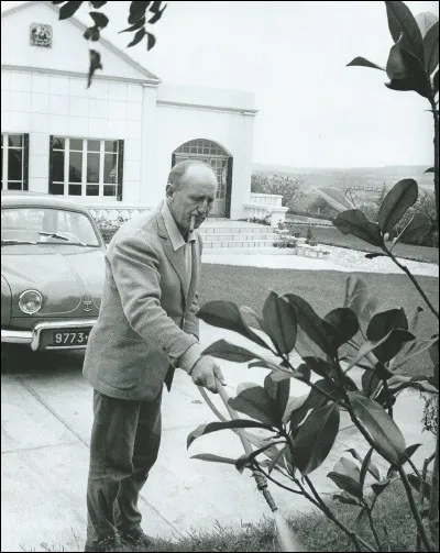 Avec lui « La traversée de Paris » fut mémorable et prit l'allure d'une grande vadrouille. Je ne vous ferai pas l'injure d'aller plus avant dans la liste des prestations de ce drôle de paroissien. Il avait un registre de jeu qui s'étendait à tous les genres. Tour à tour drôle ou émouvant jusqu'aux larmes, il était d'un naturel confondant qui le rendait terriblement attachant. Il était assurément une star mais sa simplicité nous le rendait accessible et on l'aimait d'autant plus pour cela.