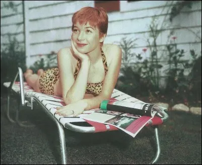 Elle ne correspondait aux canons de beauté de l'époque. Pourtant, son petit air espiègle lui a ouvert les portes des studios de cinéma. On la connaît notamment pour ses rôles chez Wilder dans « La garçonnière » et « Irma la Douce » où elle forme un duo épatant avec l'incroyable Jack Lemmon. Elle fut oscarisée pour sa prestation dans « Tendres passions ». Elle est par ailleurs la sur aînée de Warren Beatty.