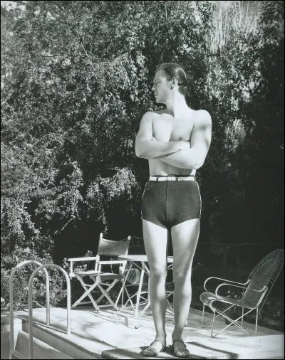 Cet athlète, 5 fois champion olympique de natation, est surtout connu pour son rôle de Tarzan, personnage qu'il joua à 12 reprises. Il fut le premier Tarzan parlant du cinéma. Atteint par la limite d'âge et encombré de quelques kilos en trop il dut céder la place à un autre acteur pour ce rôle.