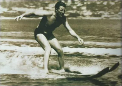 Après être entré dans Paris libéré avec le maréchal Leclerc, cet acteur mythique doit redonner de l'élan à sa carrière. En deuil de Prévert et pas encore servi par Audiard, il n'a pas encore emprunté le chemin qui le fera devenir le patriarche du cinéma français. Cette « Gueule d'amour » a laissé derrière lui « La grande illusion » mais « Le singe en hiver » n'a pas dit son dernier mot.