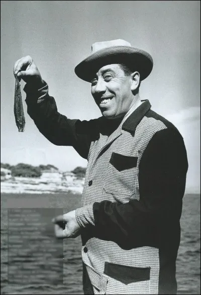 Aurait-il enfin pêché la fameuse sardine qui bouche le port de Marseille ?! La cuisinera-t-il au beurre pour un déjeuner en tête à tête avec Félicie ? De « Don Camillo » à « Naïs » en passant par « Topaze » ou « Le Schpountz » cet « Honoré de Marseille » fut un des acteurs les plus emblématiques du cinéma français.
