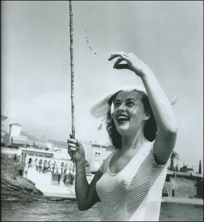 Difficile de résumer en quelques mots une si longue et riche carrière. Elle tourna avec les plus grands. Sur cette photo elle s'adonne à la pêche. Seule ? Pas sûr, nul doute que « Jules et Jim » la rejoindront bientôt pour l'emmener valser dans « Le tourbillon de la vie ».