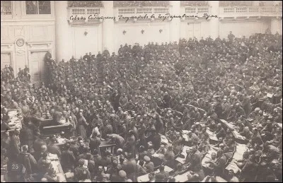 Quelle révolution mit fin au régime tsariste en Russie ?