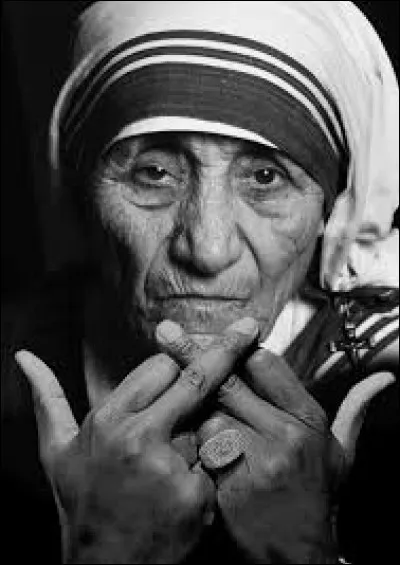 De son vrai nom Anjezë Gonxhe Bojaxhiu, cette femme est très connue en particulier dans la religion catholique. Elle a été béatifée en 2003, a fondé les Missionnaires de la Charité et a reçu le prix Nobel de la paix en 1979...