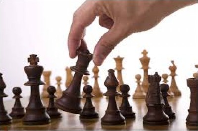 Commençons cette deuxième partie avec un jeu très connu : les échecs. Lors d'un roque (petit ou grand), quelles pièces peut-on déplacer ?