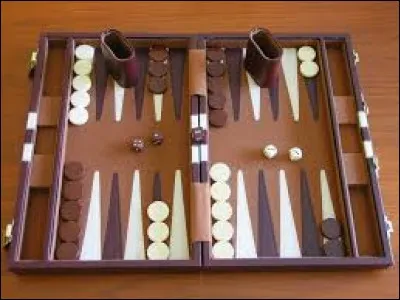 Continuons avec un jeu mélangeant "dé et dames" : le Backgammon. Outre que le 2 et 4, quels autres chiffres/nombres sont inscrits sur le double-dé (ou videau) ?