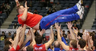 Nous sommes en 2012 à Londres, les Russes se retrouvent à perdre 2 sets à 0 contre les Brésiliens, mais le coach russe Vladimir Alekno fait un changement stratégique à ce moment là, pour finalement l'emporter 3 sets à 2, quel est ce changement?