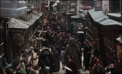 Tu vas entrer à Poudlard et tu vas acheter tes fournitures. Dans quel magasin vas-tu en premier ?