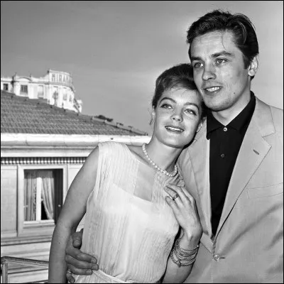 C'est le couple glamour de la fin des années 50. La liaison de ceux qu'on appela alors « Les fiancés de l'Europe » fut éphémère. Alain Delon la quita pour Nathalie Sand alors enceinte de leur fils Anthony.