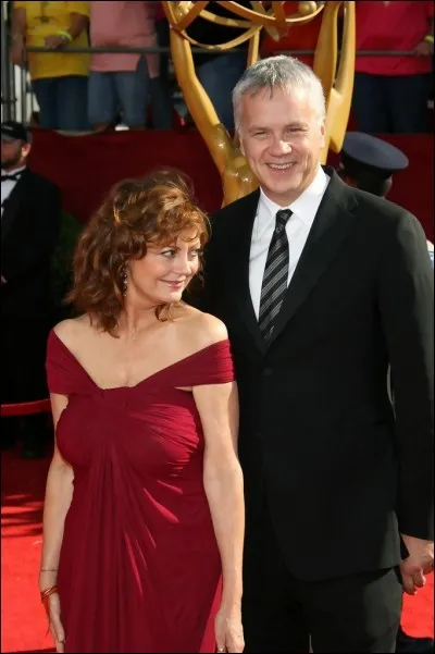 Tim Robbins fut en couple pendant 21 ans avec cette actrice de 12 ans son aînée. Il la dirigea dans le formidable film « La dernière marche » (avec Sean Penn) pour lequel elle obtint l'Oscar de la meilleure actrice. Elle est également connue, entre autres, pour son rôle dans « Thelma et Louise ».