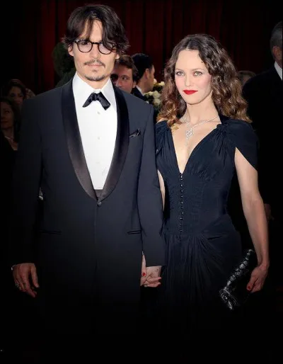 Quand le pirate rencontra le joli petit oiseau la planète people s'arrêta de tourner. Pensez donc, le beau gosse d'Hollywood avec la petite frenchie, ça en a fait causer plus d'un. Et pourtant, n'en déplaise aux mauvaises langues, leur liaison dura 14 ans.