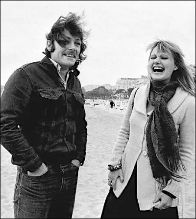 À la fin des années 60 Patrick Dewaere intègre le Café de la Gare. Il y rencontre celle qui sera l'amour de sa vie. Mais hélas, en 1975 celle-ci rencontre sur un tournage Julien Clerc et décide de se séparer de Dewaere. L'acteur, talentueux et tourmenté, après des années de mal être et de questionnements, finira par se suicider avec une carabine offerte par Coluche.