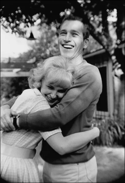 Paul Newman épouse en 1958 celle qui sera sa femme jusqu'à la mort de l'acteur en 2008. 50 ans de vie commune, autant dire un exploit. Il la fit tourner dans plusieurs de ses réalisations. Leur couple illustra l'affiche du festival de Cannes en 2013.