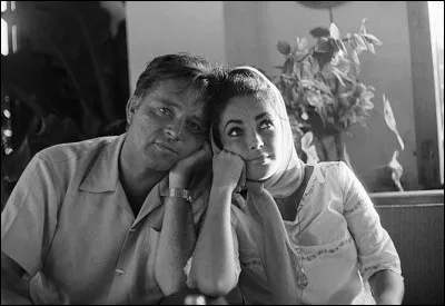 Celle qui fut une grande amoureuse épousa Richard Burton en 1964. Ils divorcent au bout de 10 ans d'union pour mieux.... se remarier en 1975 et divorcer de nouveau. Il semblerait que Burton n'ait pas supporté, entre autres, les transformations physiques de la femme aux yeux violets.