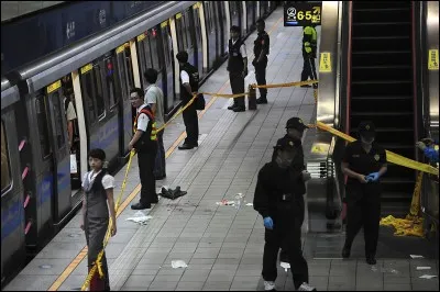 Tu es dans le métro, quelqu'un agresse un vieil homme. Il a l'air dangereux et il est probablement armé. Que fais-tu ?