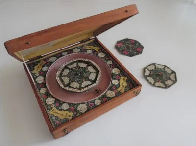 Ce jeu, peu connu, est le plus ancien jeu de ce type. Jeu magnétique produit par Victor Sies au milieu du XIXe siècle, il s'appelle...