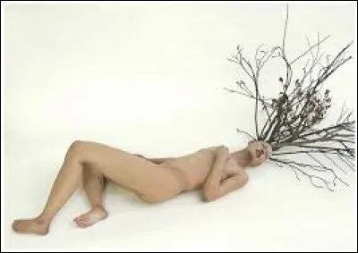 Dans la chanson, les hommes sont vulnérables et misérables.