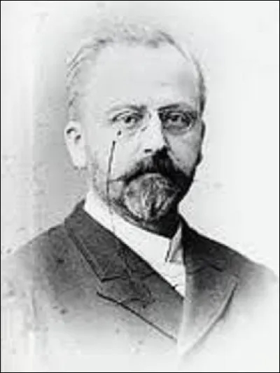 Issu d'une famille d'industriels, Armand Peugeot naît en 1849. Reprenant l'entreprise familiale avec son cousin Eugène, il décide de se lancer dans l'industrie de l'automobile tandis que l'autre préfère s'orienter vers la bicyclette et le tricycle. En 1910, les deux sociétés fusionnent et leur première usine ouvre ses portes en 1912 dans une ville du Doubs, laquelle ?