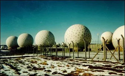 "Echelon" est un projet élaboré par plusieurs pays. D'après le peu que l'on sait, ces pays utilisent des superordinateurs extrêmement puissants connectés à des antennes géantes et à des transmetteurs sophistiqués pour créer un réseau global capable d'intercepter beaucoup d'appels téléphoniques, de fax et d'e-mails. Lequel de ces pays ne participe pas au projet Echelon ?