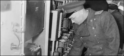 Combien de mètres mesurait le "tunnel de Berlin" creusé par le MI6 (services secrets britanniques) et la CIA (services secrets américains) pour capter les communications soviétiques et allemandes ?