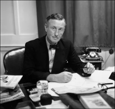 Ian Fleming, le créateur de James Bond, a déjà été un officier du MI5 (service de renseignements intérieur britannique). Vrai ou faux ?