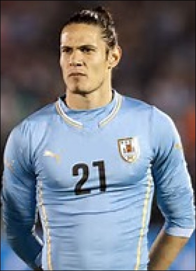 Dans quel club joue le prestigieux attaquant uruguayen nommé Edinson ?