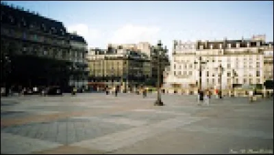 Au moyen âge, on brûlait les chats noirs sur un bûcher . À quel endroit cela avait-il lieu ?