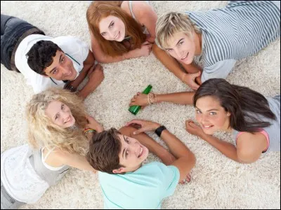 Le jeu de la bouteille est un dérivé du "Action ou vérité", mais version un peu plus grand. 
Par rapport à la bouteille, quel garçon ou fille devrais-je embrasser ?