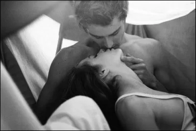 Enfin, beaucoup plus grandes, les filles jouent à des jeux ______ avec leur copain. (indices : chambre, lit, désir, amour...)