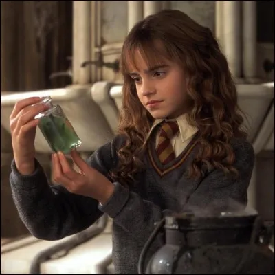 Quand Hermione prend pour boire le Polynectar doit-elle se transformer en Pansy ?