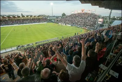 Je suis au stade Jean Bouin. Crée en 1912 et plusieurs fois rénové, il peut accueillir 16 000 spectateurs. Dans quelle ville suis-je ?