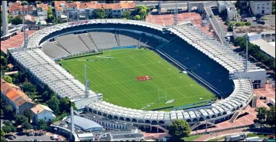 Passons au stade Chaban-Delmas. Construit au parc Lescure en 1934 comme grand stade polyvalent avec un capacité de 34 000 places, il n'est plus le plus grand stade de la ville. Où suis-je ?