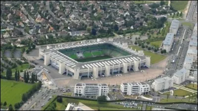 Je me trouve maintenant au stade Michel d'Ornano. D'une capacité de 20 000 places, il a remplacé en 1993 un stade plus petit. Dans quelle ville suis-je ?